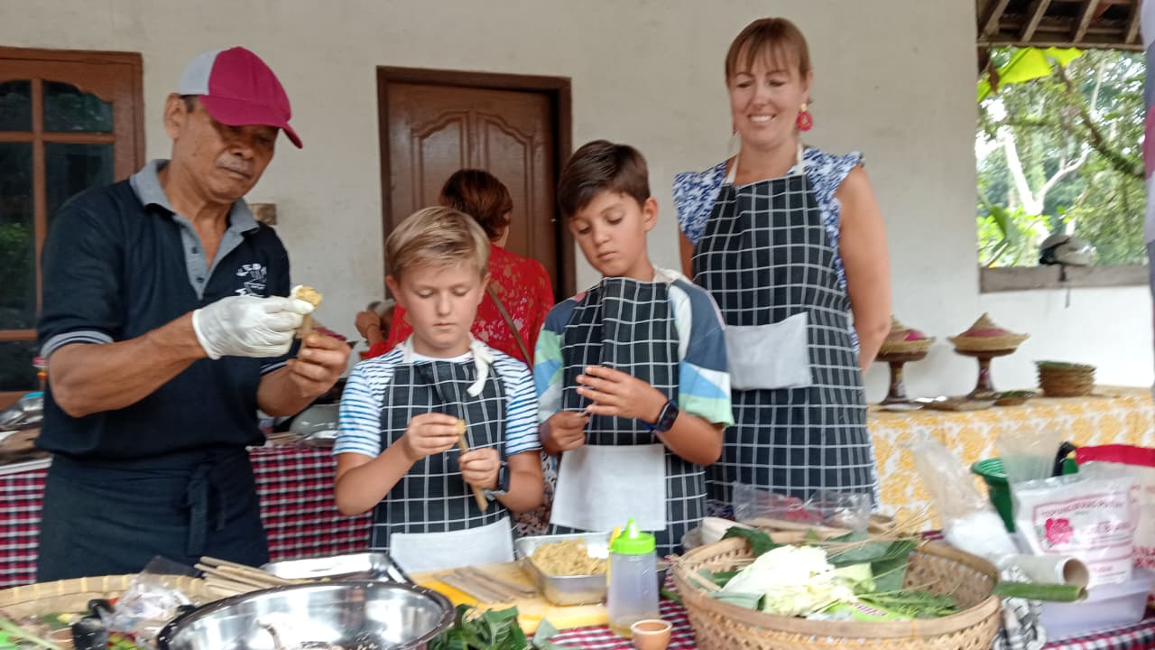 Family enjoying the cooking workshop