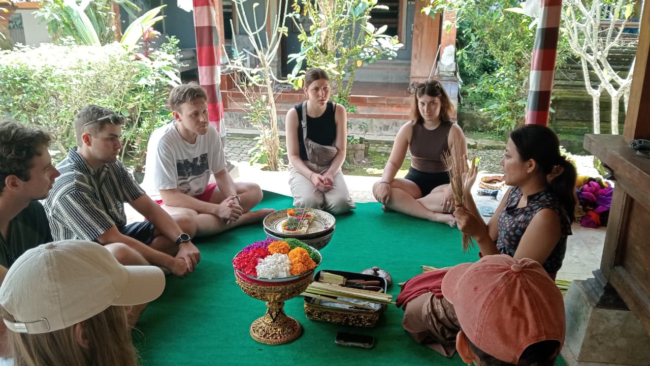 Canang sari materials